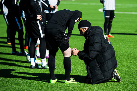 Häckens Emil Wahlström får sitt knä lindat