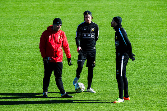 Häckens tränare Mikael Stahre diskuterar med Erik Friberg