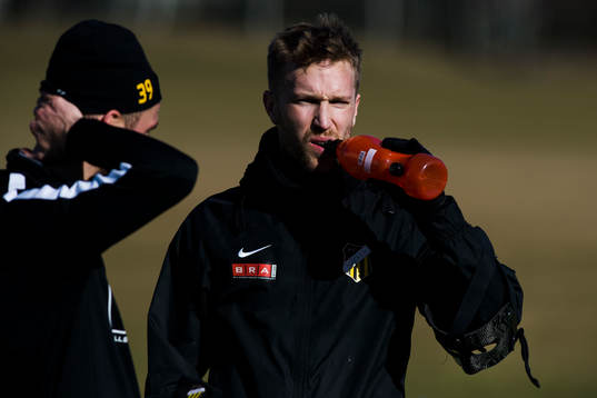 Häckens Rasmus Lindgren dricker