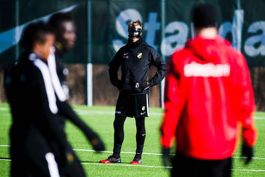Häckens Rasmus Lindgren med en mask på ansiktet