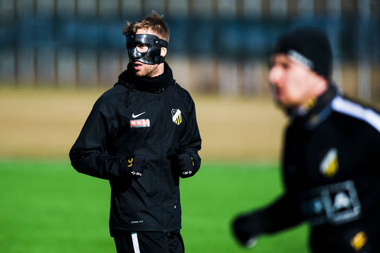 Häckens Rasmus Lindgren med en mask på ansiktet