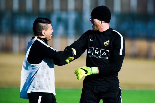 Häckens Paulinho och målvakt Peter Abrahamsson