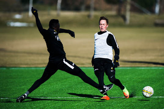Häckens Alhassan Kamara och Joel Andersson i kamp om bollen