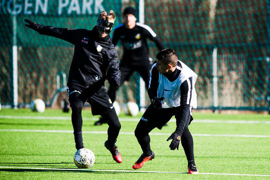 Häckens Rasmus Lindgren och Paulinho i kamp om bollen
