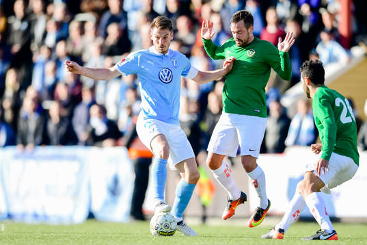 Malmö FFs Markus Rosenberg i kamp mot Jönköpings Fredric