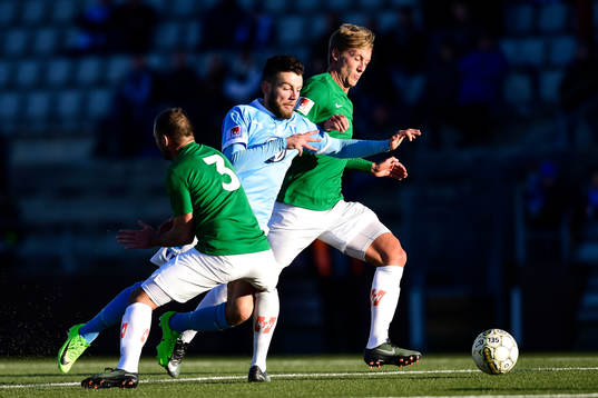 Malmö FFs Erdal Rakip i en kamp mot Jönköpings Tom Siwe