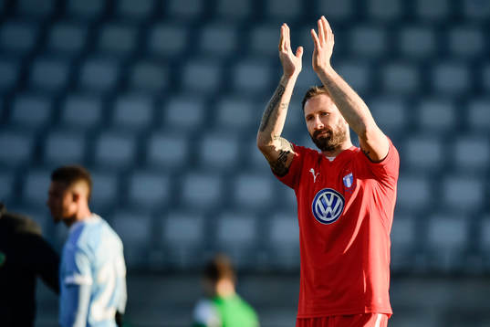 Malmö FFs målvakt Johan Wiland  tackar publiken