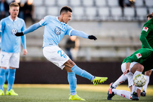Malmö FFs Tobias Sana skjuter in 1-0 målet