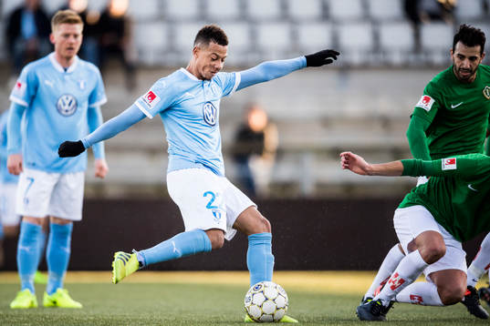Malmö FFs Tobias Sana skjuter in 1-0 målet