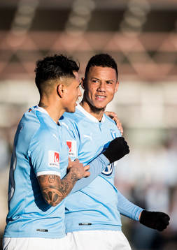 Malmö FFs Tobias Sana jublar med Yoshimar Yotún