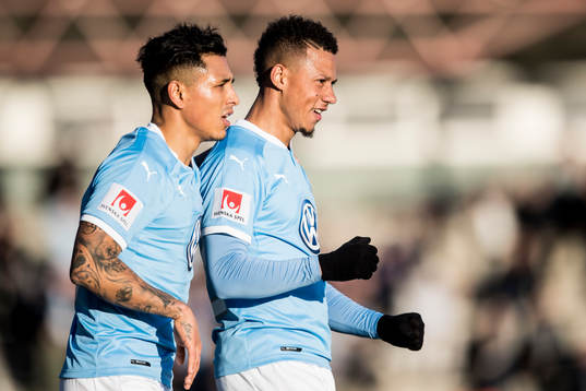 Malmö FFs Tobias Sana jublar med Yoshimar Yotún