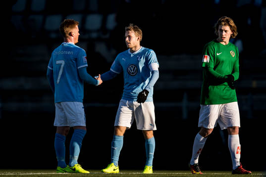 Malmö FFs Oscar Lewicki och Anders Christiansen klappar om