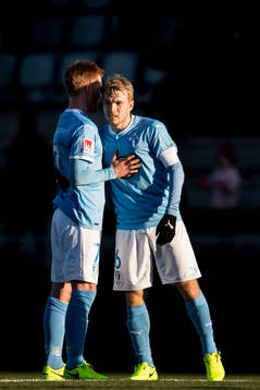 Malmö FFs Oscar Lewicki och Anders Christiansen klappar om
