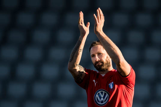 Malmö FFs målvakt Johan Wiland tackar publiken