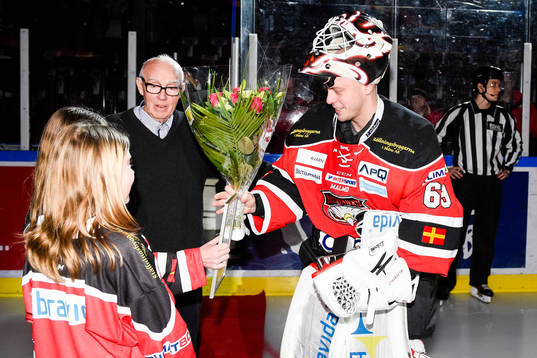 Malmö Redhawks målvakt Oscar Alsenfelt tilldelas Honken