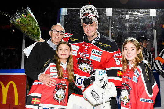 Malmö Redhawks målvakt Oscar Alsenfelt tilldelas Honken