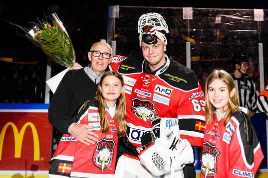 Malmö Redhawks målvakt Oscar Alsenfelt tilldelas Honken
