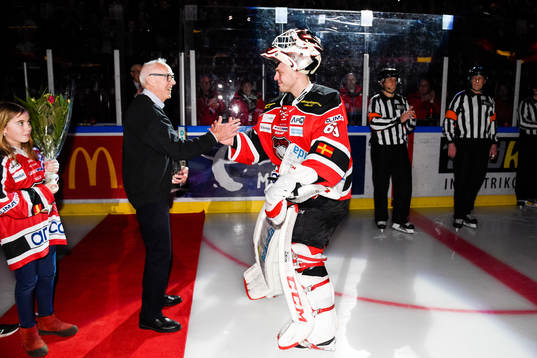 Malmö Redhawks målvakt Oscar Alsenfelt tilldelas Honken