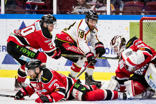 Luleås Jacob Lagacé oroar vid Malmö Redhawks målvakt