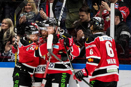 Malmö Redhawks spelare jublar med Mathias Tjärnqvist