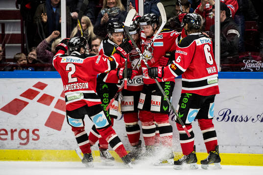 Malmö Redhawks spelare jublar med Mathias Tjärnqvist