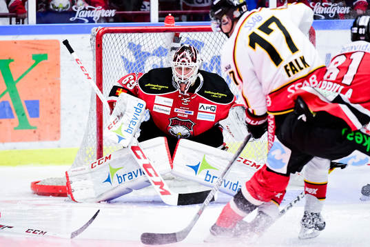 Luleås Andreas Falk oroar framför Malmö Redhawks
