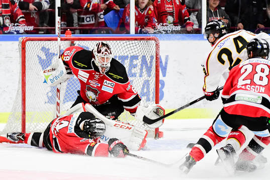 Luleås Johan Harju oroar framför Malmö Redhawks målvakt