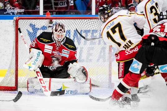 Luleås Andreas Falk skjuter mot Malmö Redhawks målvakt