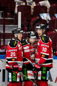 Malmö Redhawks Erik Forssell och Robin Alvarez jublar med