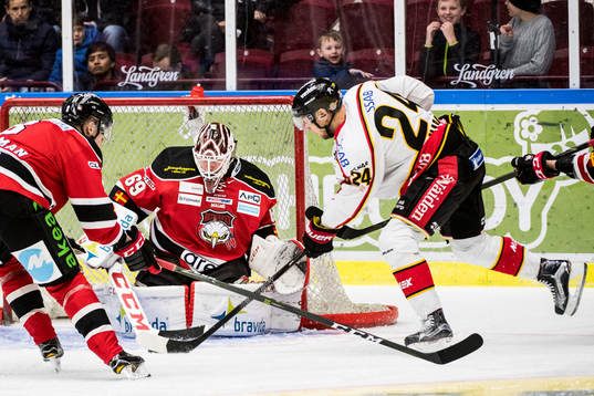 Luleås Johan Harju oroar framför Malmö Redhawks målvakt