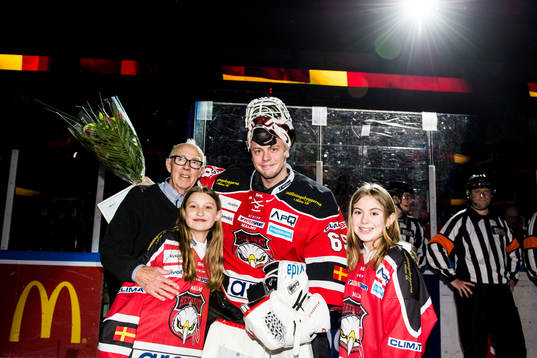 Malmö Redhawks målvakt Oscar Alsenfelt mottar Honken