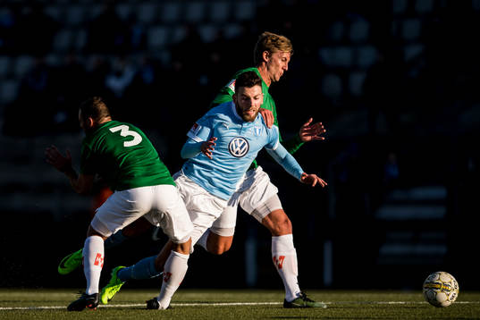 Malmö FFs Erdal Rakip försöker ta sig förbi