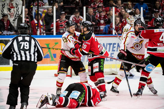 Malmö Redhawks Nichlas Hardt ligger skadad på isen