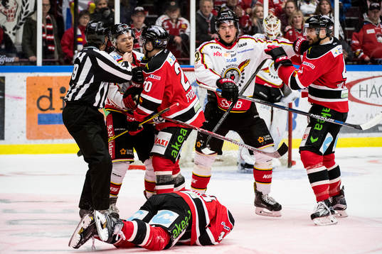 Malmö Redhawks Nichlas Hardt ligger skadad på isen