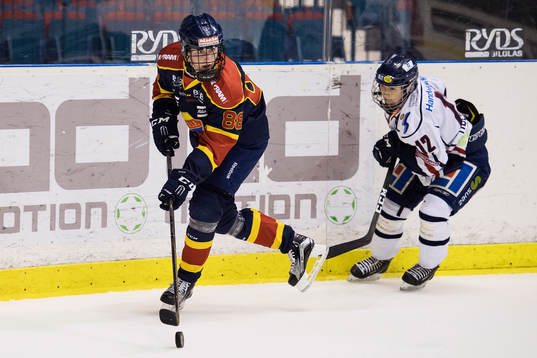 Djurgårdens Hanna Olsson jagas av Linköpings Emma Holmbom