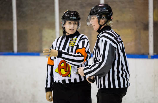 Huvuddomare Terese Bergecliff och linjedomare Anna-Karin