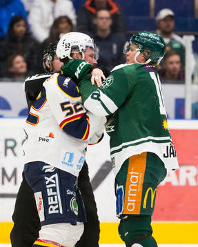 Djurgårdens Mikael Ahlén gruffar med Färjestads Andreas