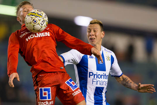 Norrköpings Nicklas Bärkroth tar ned bollen på bröstet