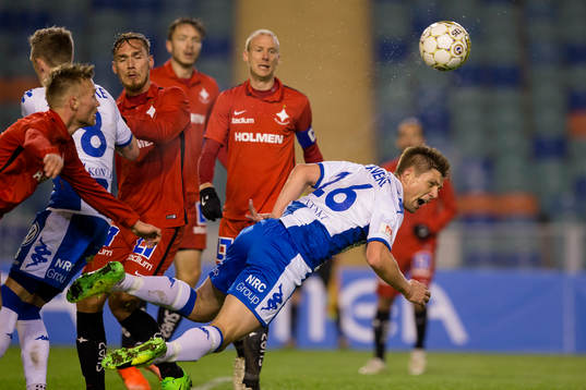 IFK Göteborgs Mikael Boman faller i Norrköpings