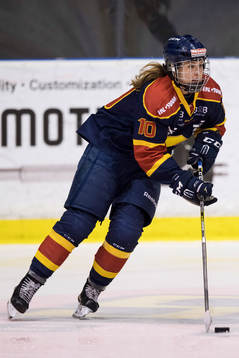 Djurgårdens Andrea Dalen med pucken