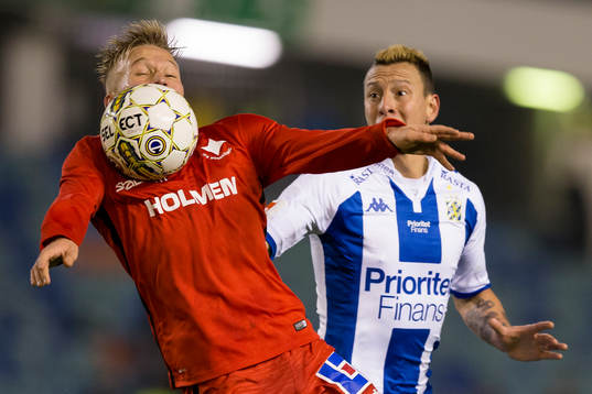 Norrköpings Nicklas Bärkroth tar ned bollen på bröstet
