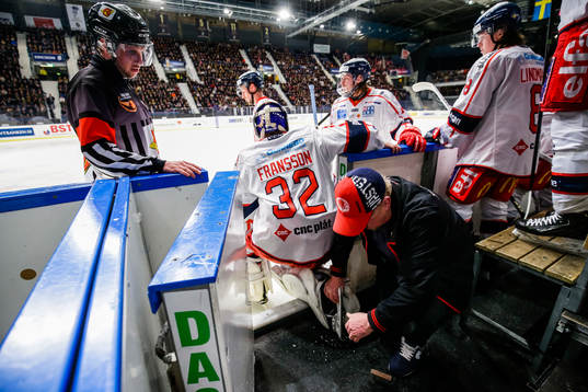 Västerviks målvakt Jonas Fransson  har problem med en