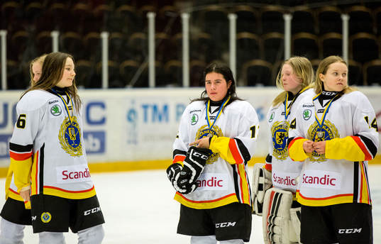Södermanlands Matilda Eriksson (6), Alica Thorén (13),