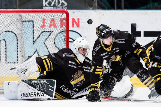 s målvakt Gasper Kroselj och Jens Hellgren försvarar sig