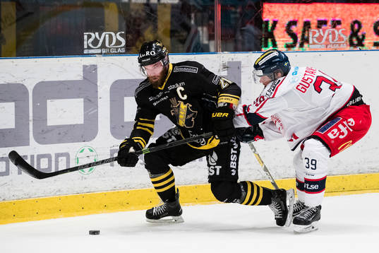 s Christian Sandberg i kamp om pucken med Västerviks