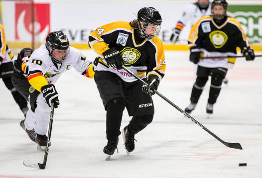 Södermanlands Felicia Nordlund (10) i kamp om pucken med