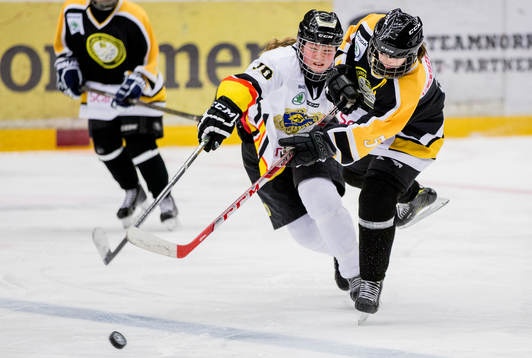 Södermanlands Felicia Nordlund (10) i kamp om pucken med