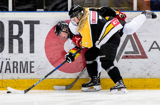Södermanlands Ebba Tjärnfjord (15) i kamp om pucken med
