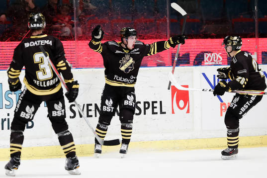 s Jens Hellgren ,Jesper Fröden och Jens Jakobs  jublar