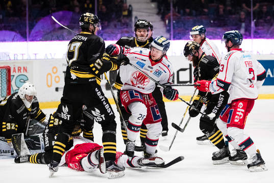 s Simon Fernholm och Västerviks Victor Öhman i en närkamp